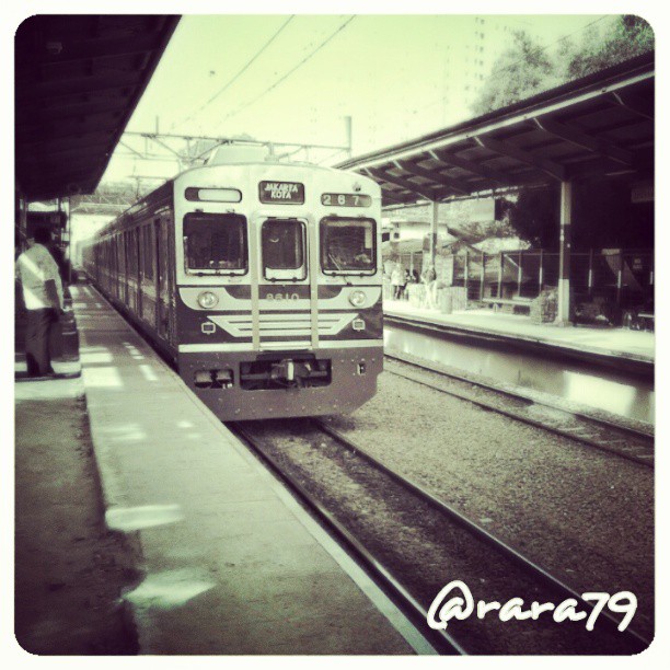 Incoming Train. Location: Duren Kalibata Station. Taken with HTC One S smartphone.
