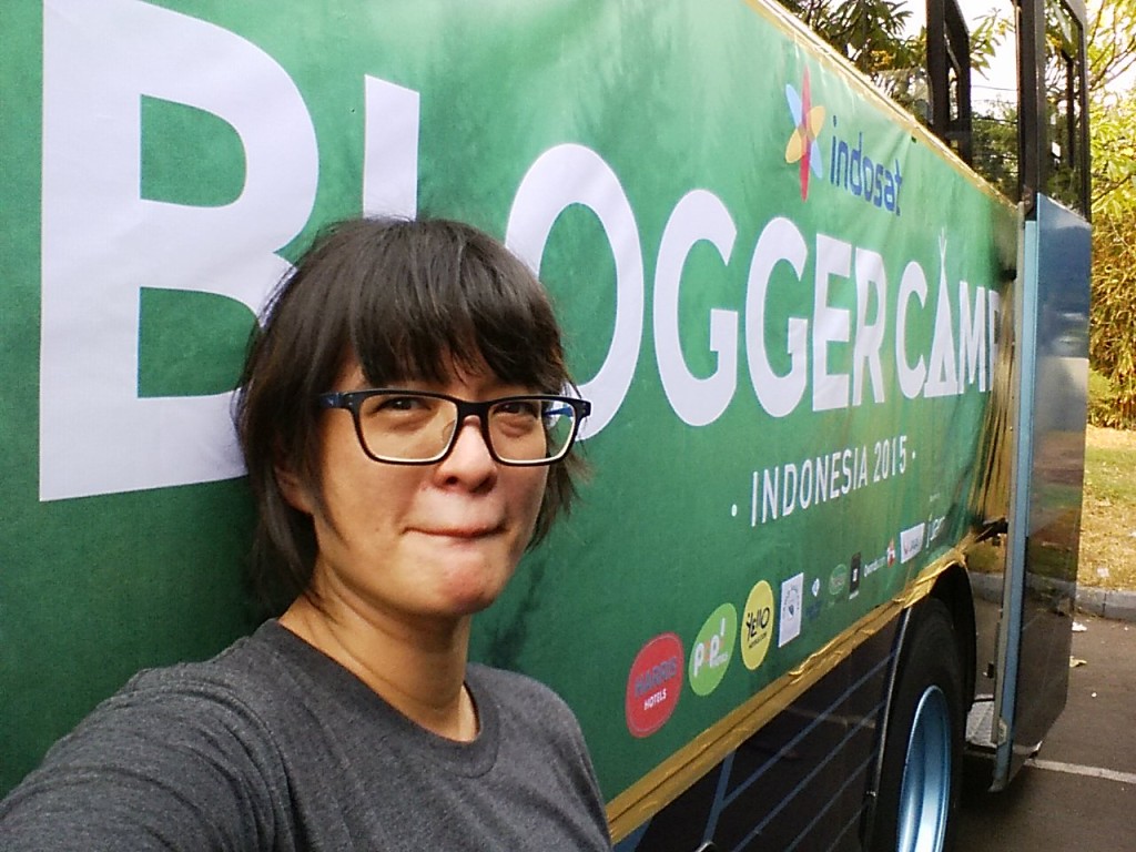 Selfie di depan banner BloggerCampID :P
